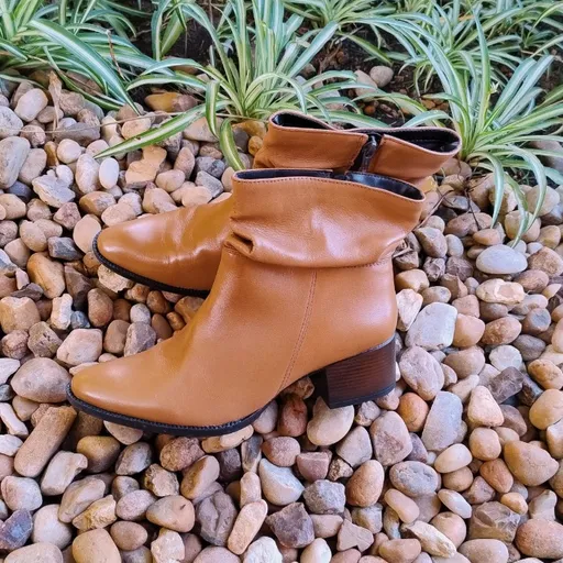 Bota Caramelo Cano Curto da Viviana Calçados