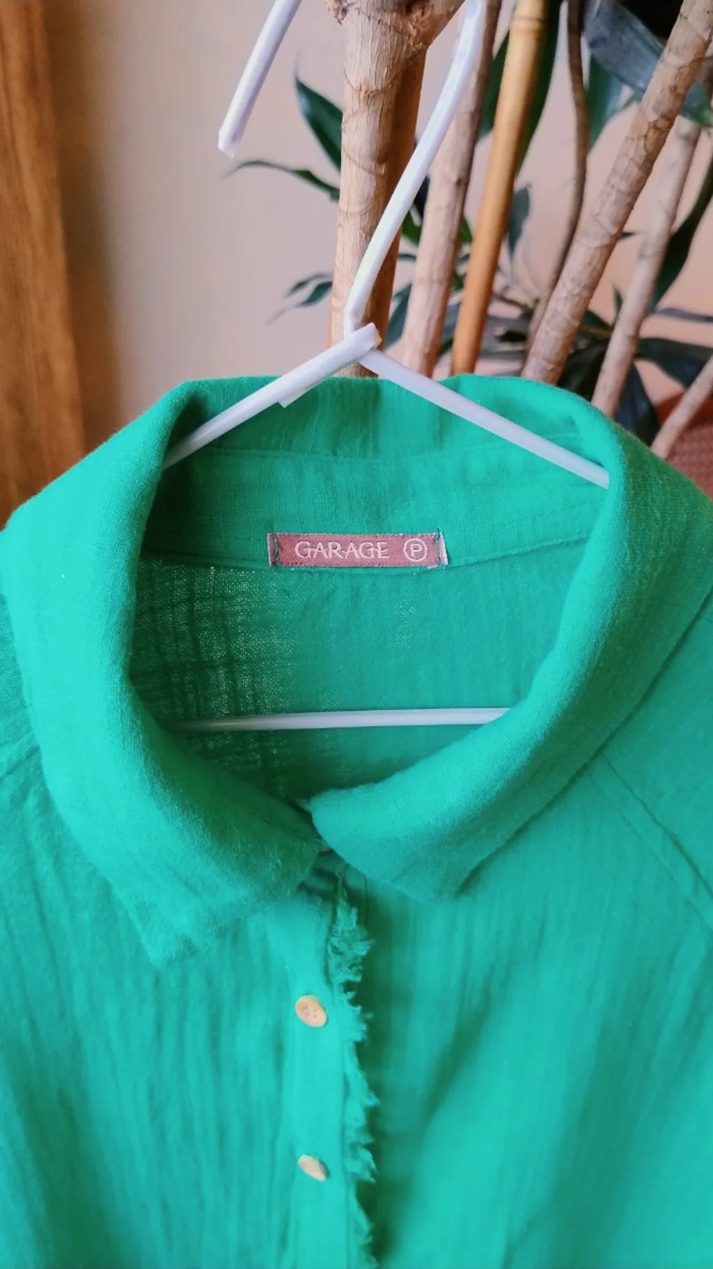 Camisa Verde com Detalhe Frontal Desfiado da Garage Rio