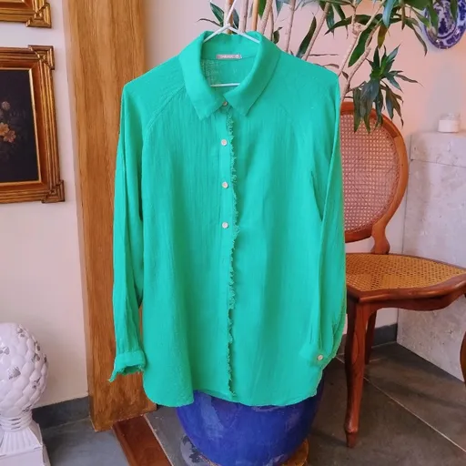 Camisa Verde com Detalhe Frontal Desfiado da Garage Rio