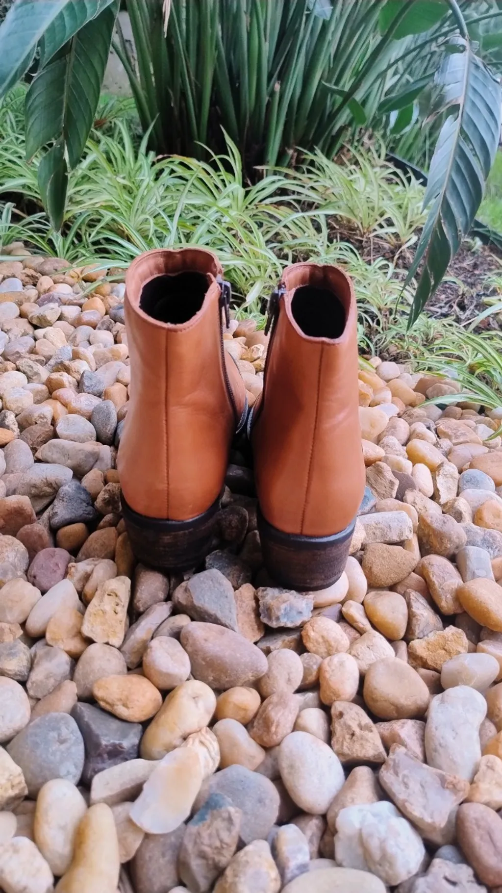 Bota Cano Curto de Couro Caramelo da Calzatto