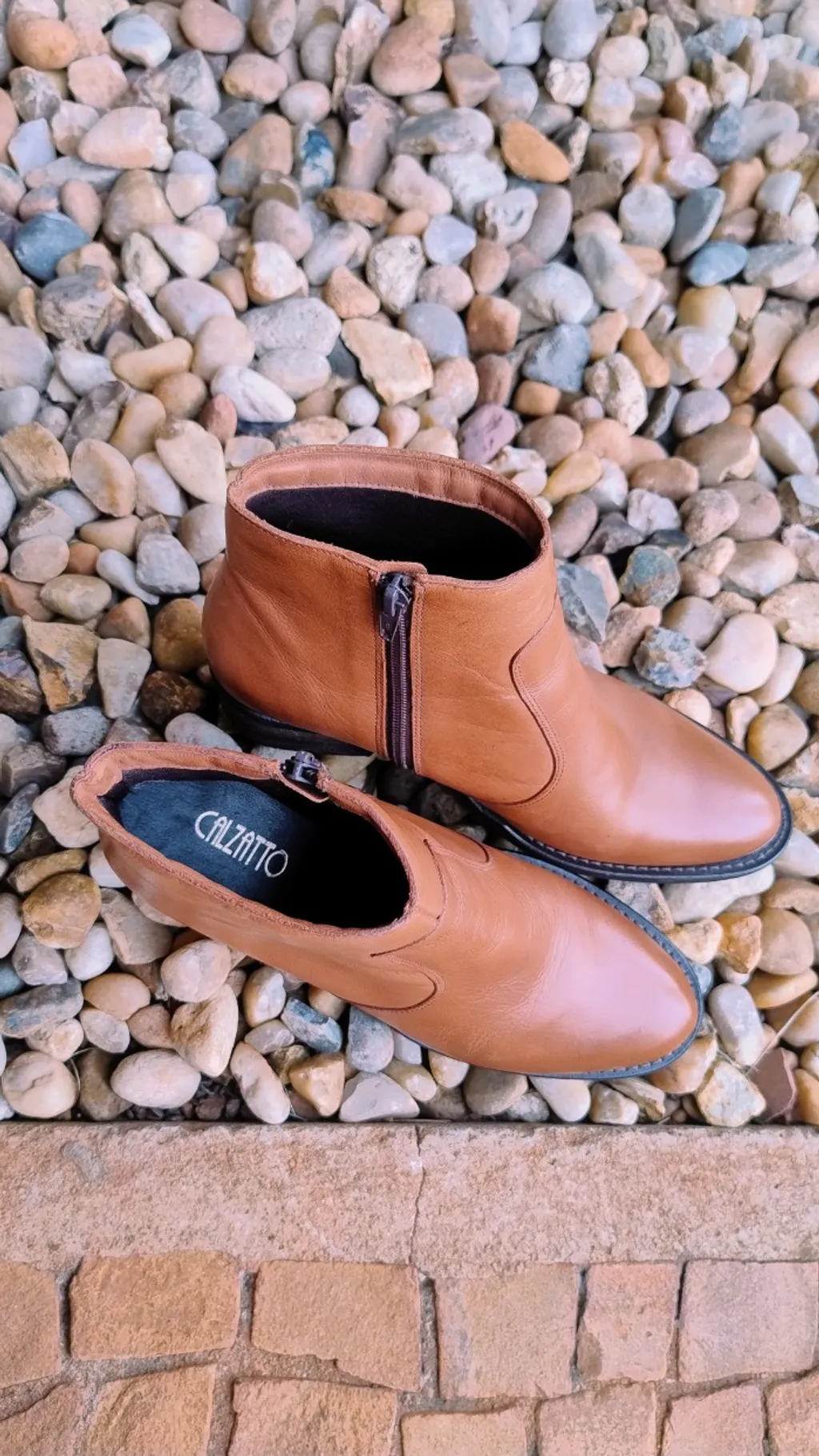 Bota Cano Curto de Couro Caramelo da Calzatto