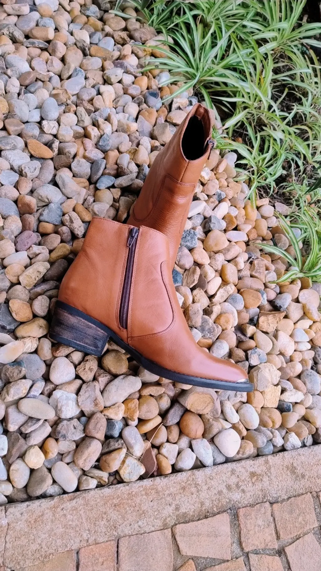 Bota Cano Curto de Couro Caramelo da Calzatto