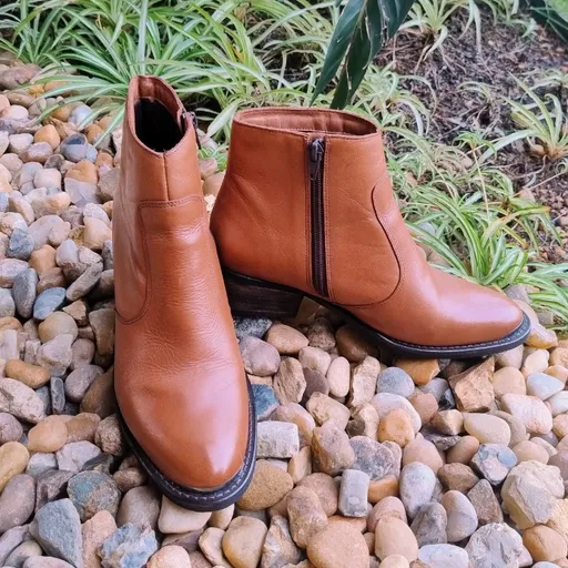 Bota Cano Curto de Couro Caramelo da Calzatto