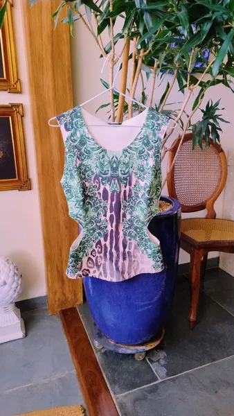 Blusa Tropical Animal Print com Recortes da Lança Perfu