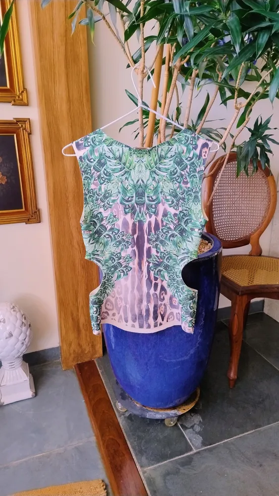 Blusa Tropical Animal Print com Recortes da Lança Perfu