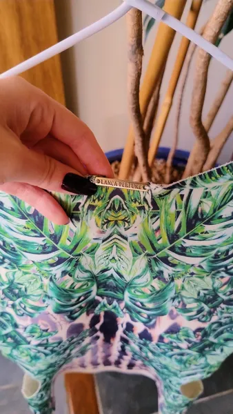 Blusa Tropical Animal Print com Recortes da Lança Perfu