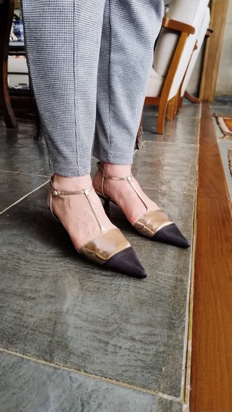 Scarpin Zara Bicolor Preto e Dourado Metalizado