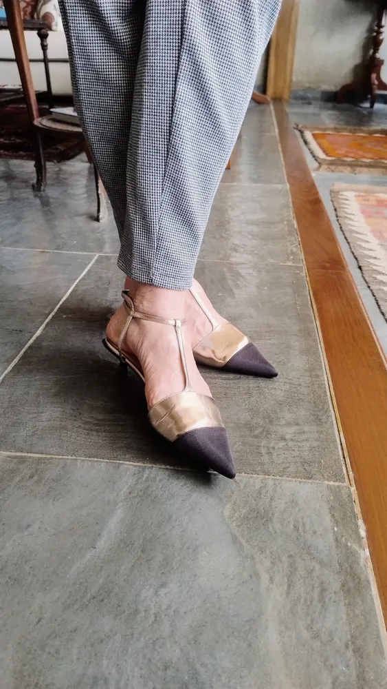 Scarpin Zara Bicolor Preto e Dourado Metalizado