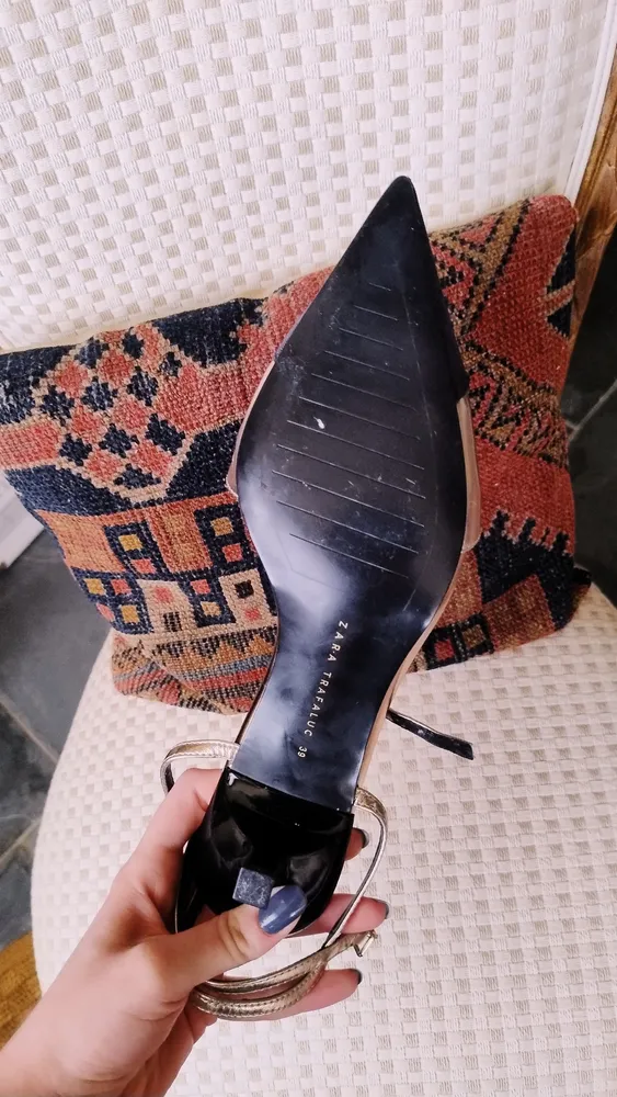 Scarpin Zara Bicolor Preto e Dourado Metalizado