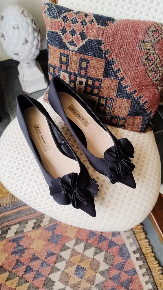 Scarpin Zara Preto com Aplicação Floral