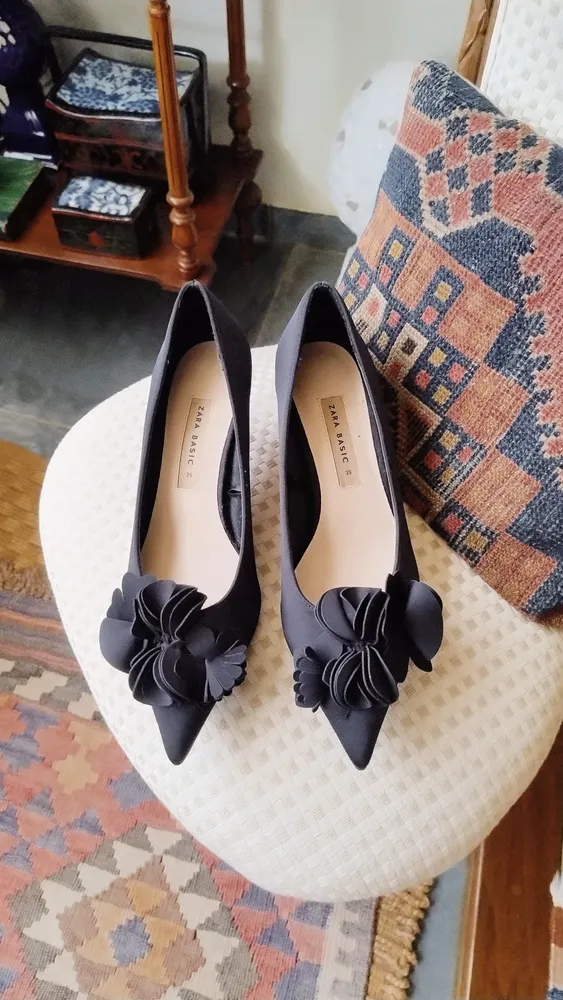Scarpin Zara Preto com Aplicação Floral