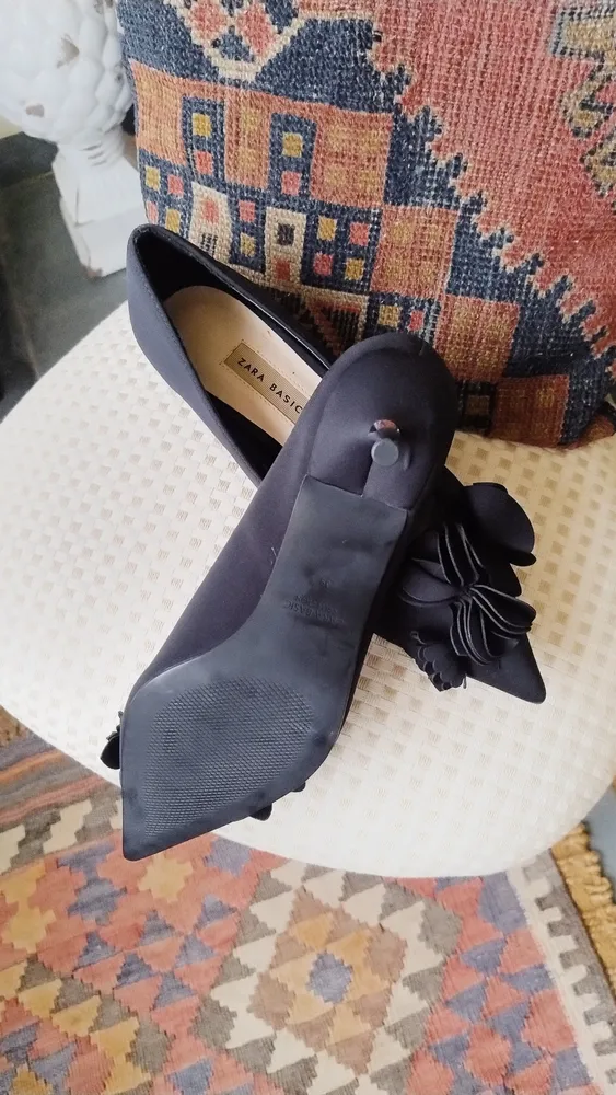 Scarpin Zara Preto com Aplicação Floral