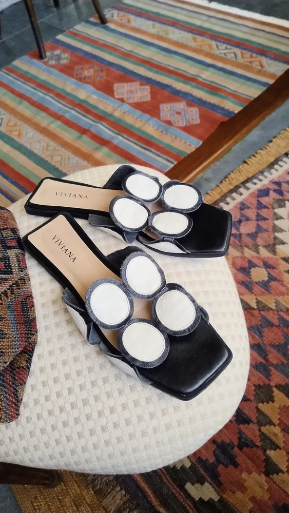 Chinelo Slide Viviana Preto e Branco com Aplicações