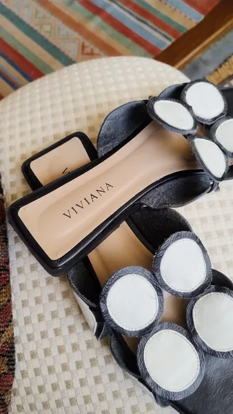 Chinelo Slide Viviana Preto e Branco com Aplicações