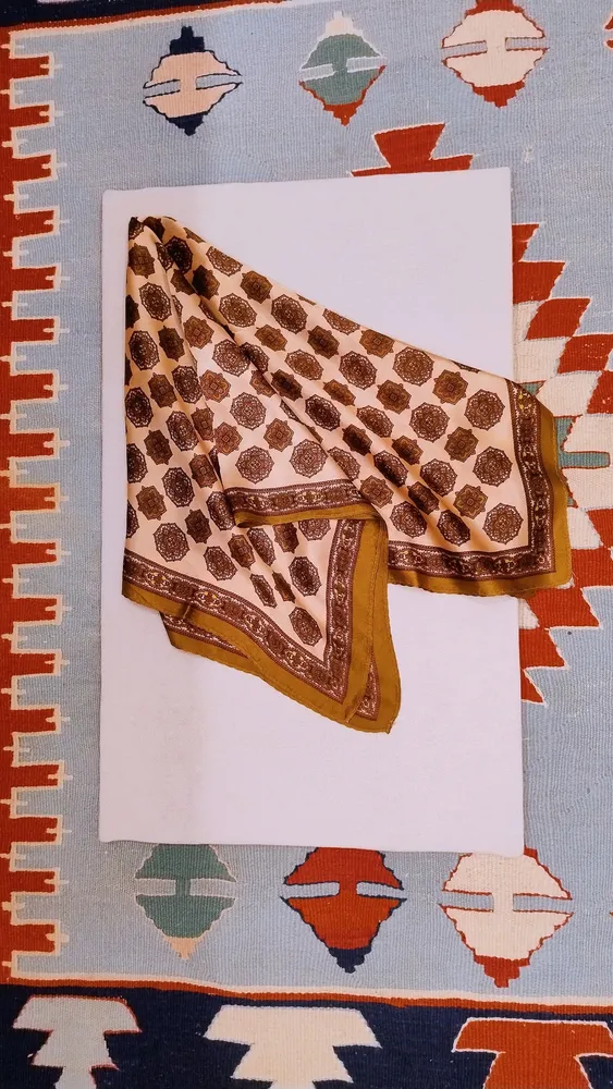 Lenço Vintage Arabesco Caramelo e Creme