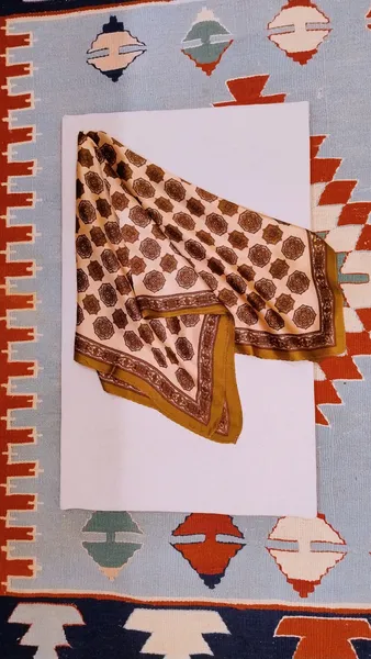 Lenço Vintage Arabesco Caramelo e Creme
