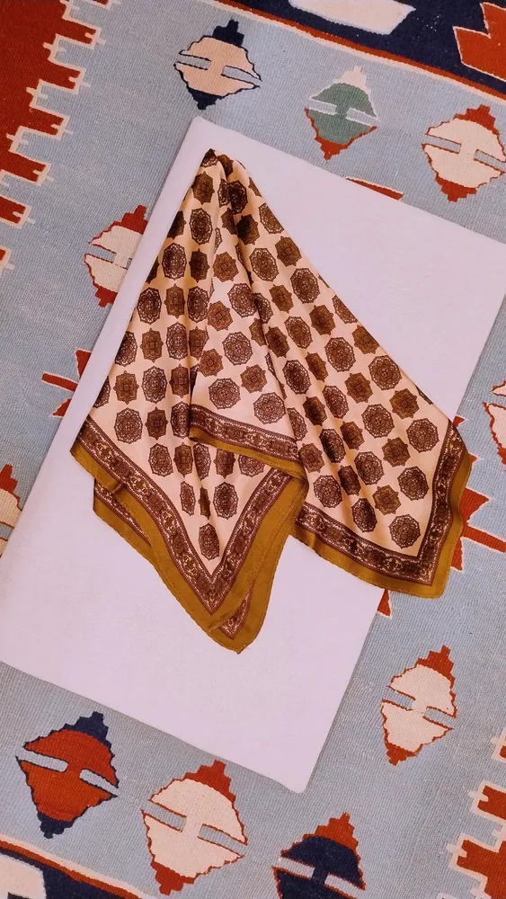 Lenço Vintage Arabesco Caramelo e Creme