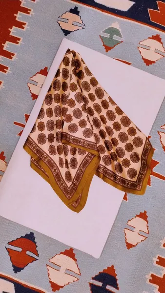 Lenço Vintage Arabesco Caramelo e Creme