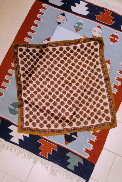 Lenço Vintage Arabesco Caramelo e Creme