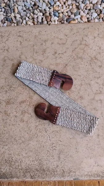 Cinto Boho Artesanal com Fivela de Madeira e Miçangas