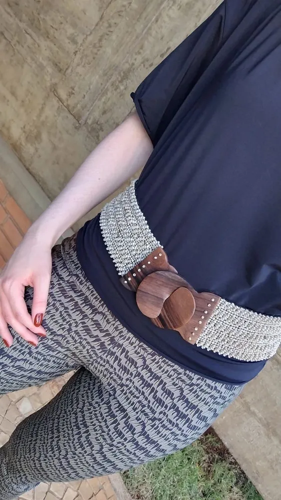 Cinto Boho Artesanal com Fivela de Madeira e Miçangas
