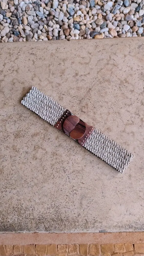 Cinto Boho Artesanal com Fivela de Madeira e Miçangas