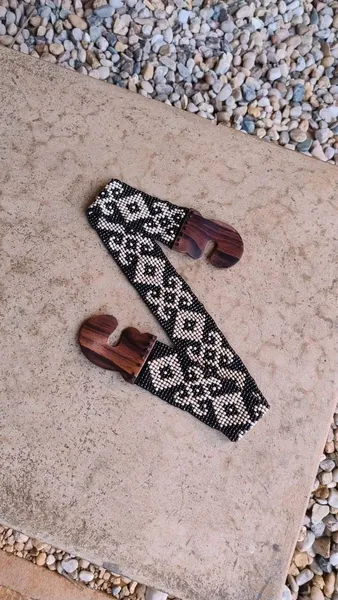 Cinto Boho Artesanal com Fivela de madeira e Miçangas