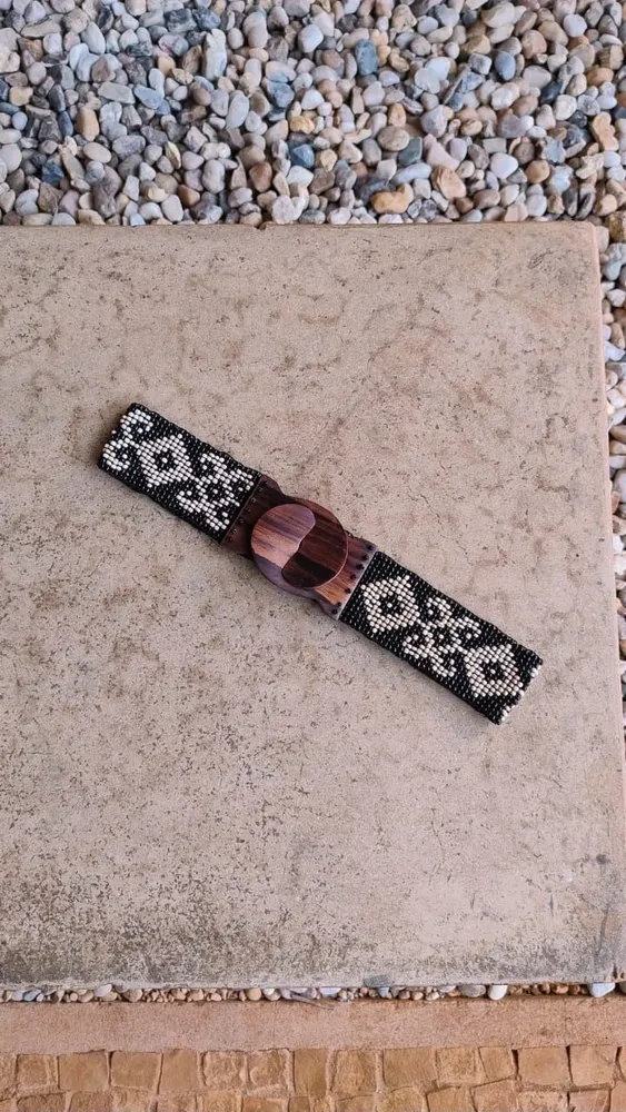 Cinto Boho Artesanal com Fivela de madeira e Miçangas