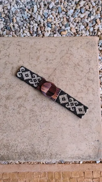 Cinto Boho Artesanal com Fivela de madeira e Miçangas