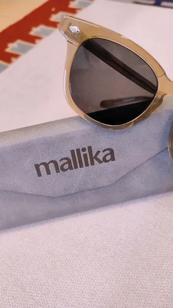 Óculos de Sol Bege Translúcido da Mallika