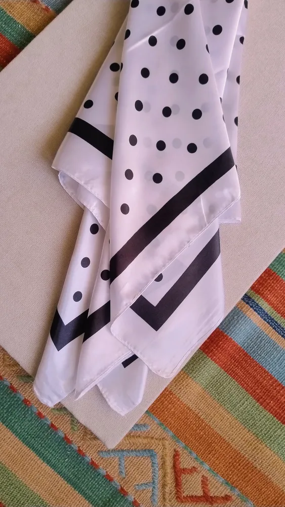 Lenço de Poá Branco e Preto