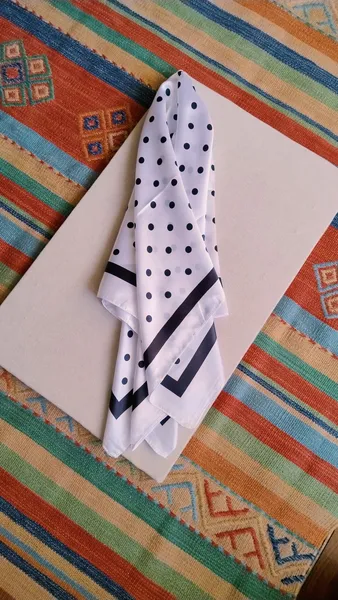 Lenço de Poá Branco e Preto