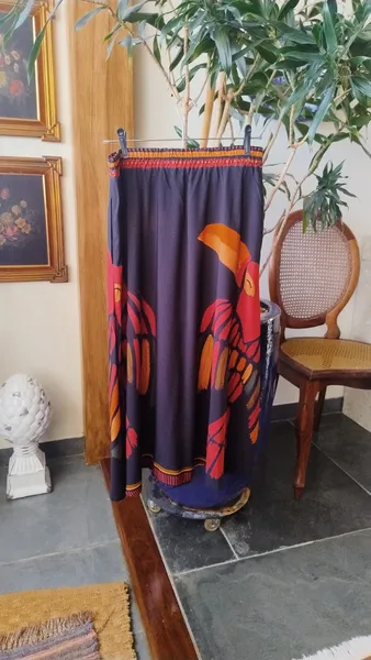 Saia Midi Preta Estampa Tropical da Odoyá