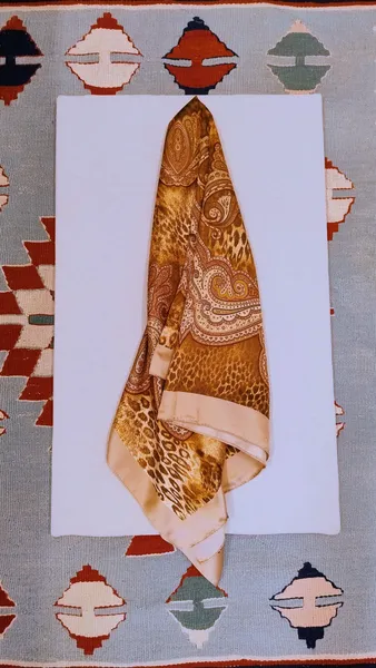 Lenço Animal Print e Arabesco da Empório Naka