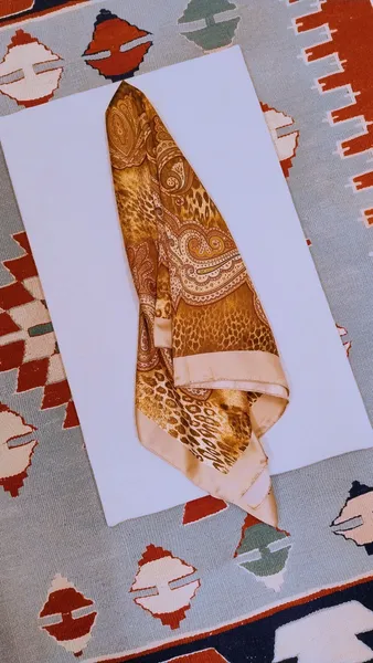 Lenço Animal Print e Arabesco da Empório Naka