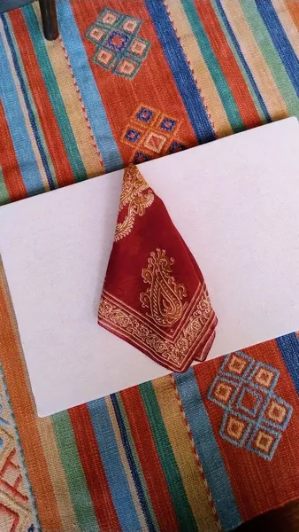 Lenço Paisley Vinho e Bege da Souq