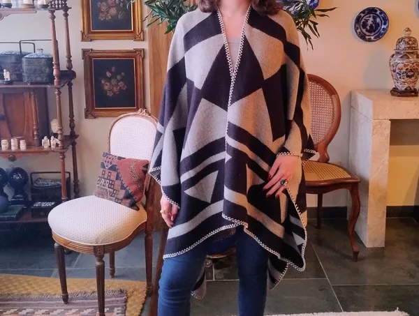 Poncho Preto e Cinza Estampado