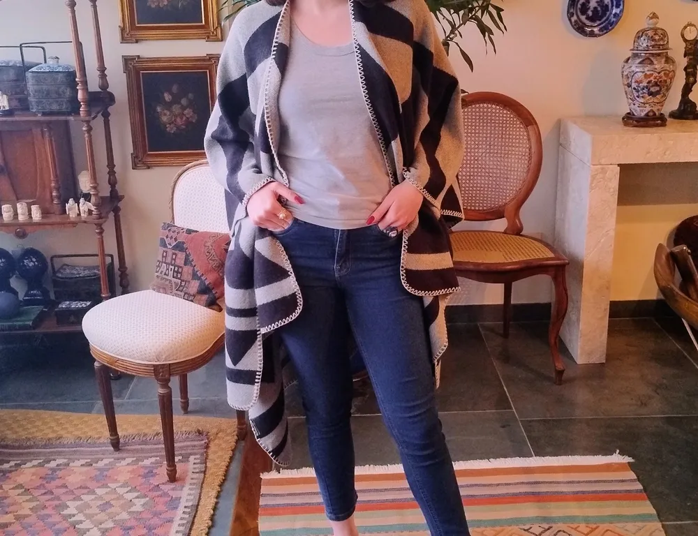 Poncho Preto e Cinza Estampado