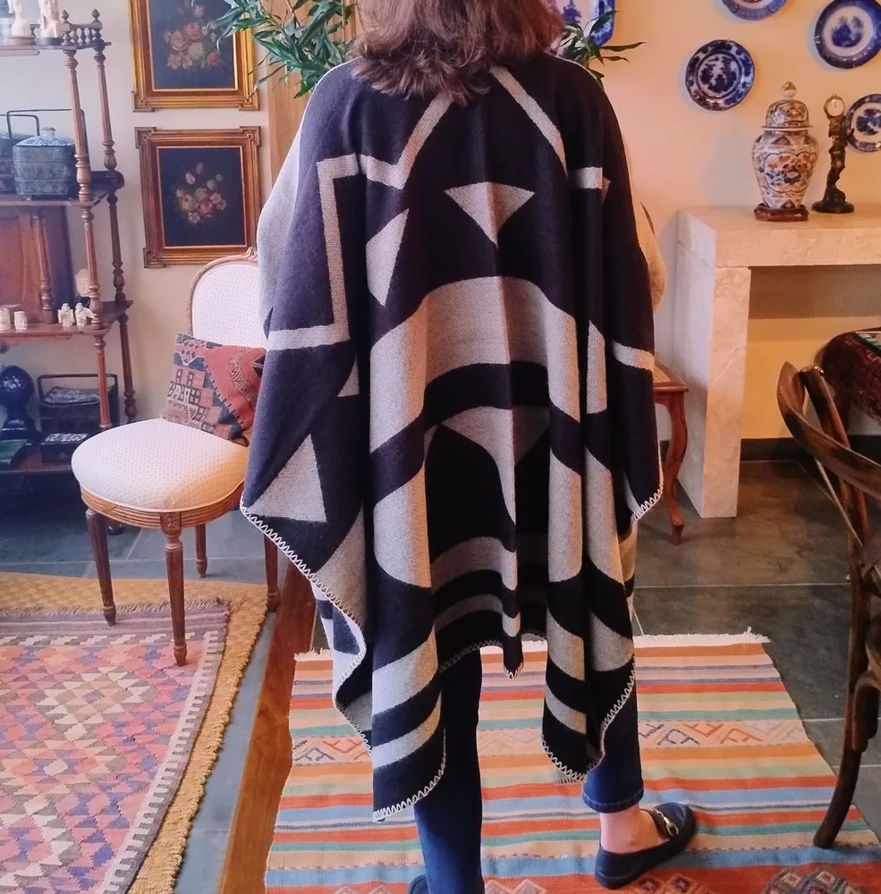 Poncho Preto e Cinza Estampado