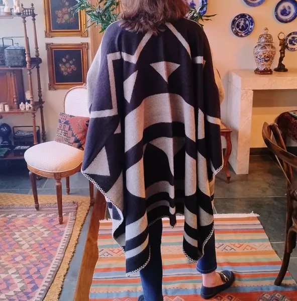 Poncho Preto e Cinza Estampado