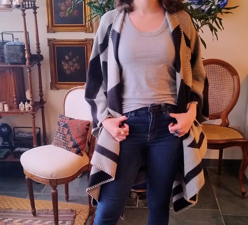 Poncho Preto e Cinza Estampado