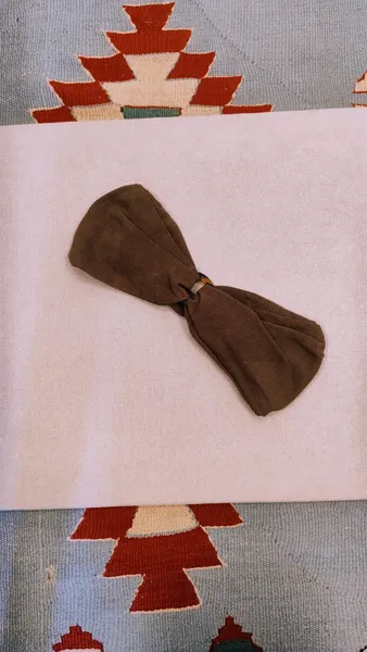 Faixa de Cabelo Verde Militar com Detalhe em Tartaruga