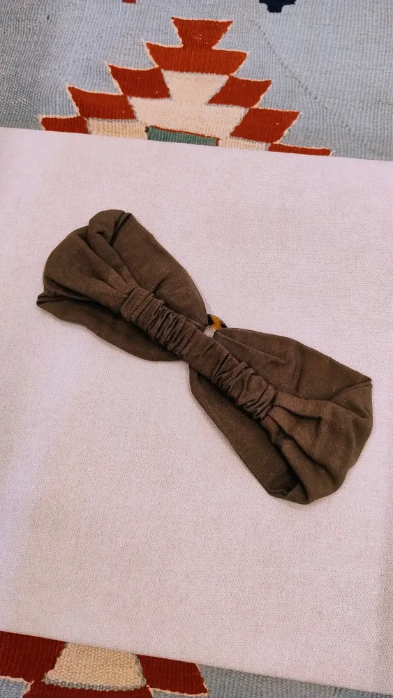 Faixa de Cabelo Verde Militar com Detalhe em Tartaruga