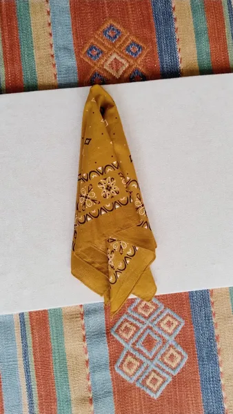 Lenço Mostarda Estampado Paisley