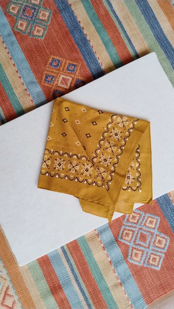 Lenço Mostarda Estampado Paisley
