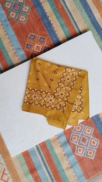 Lenço Mostarda Estampado Paisley