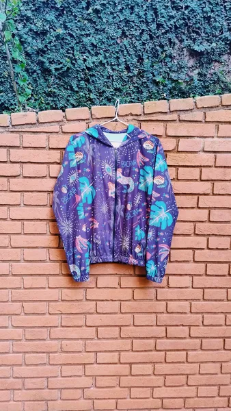 Corta-Vento Preta Estampada Tropical