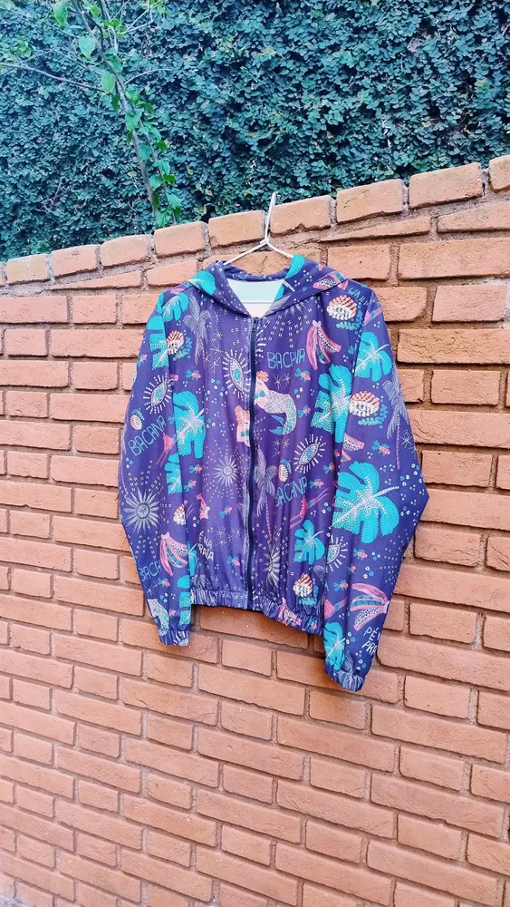 Corta-Vento Preta Estampada Tropical