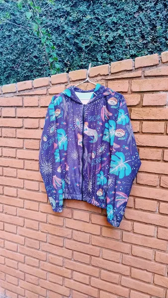 Corta-Vento Preta Estampada Tropical