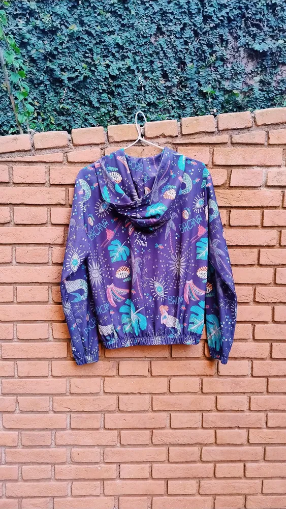 Corta-Vento Preta Estampada Tropical